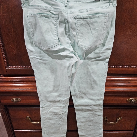 Crown & Ivy Cropped Capris - Picture 4 of 4